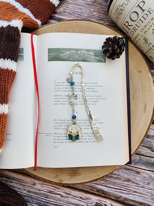 marque-page inspiré du manga frieren. Pierres naturelles apatite bleue. Fait main par belletteworkshop