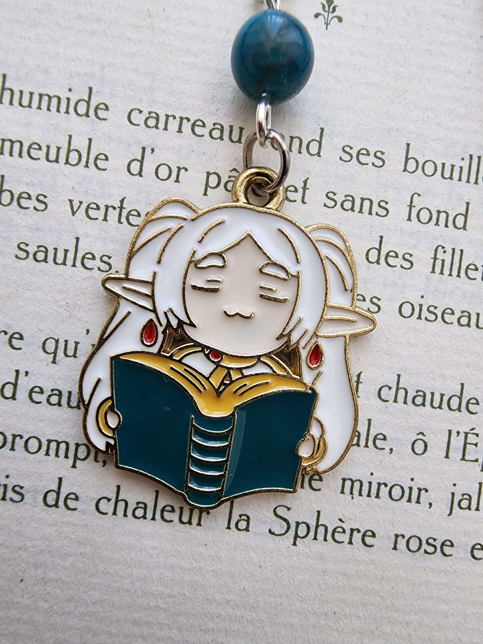 marque-page inspiré du manga frieren. Pierres naturelles apatite bleue. Fait main par belletteworkshop. Breloque