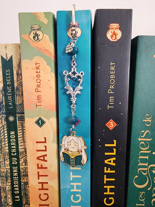 marque-page inspiré du manga frieren. Pierres naturelles apatite bleue. Fait main par belletteworkshop vu dans un livre lightfall