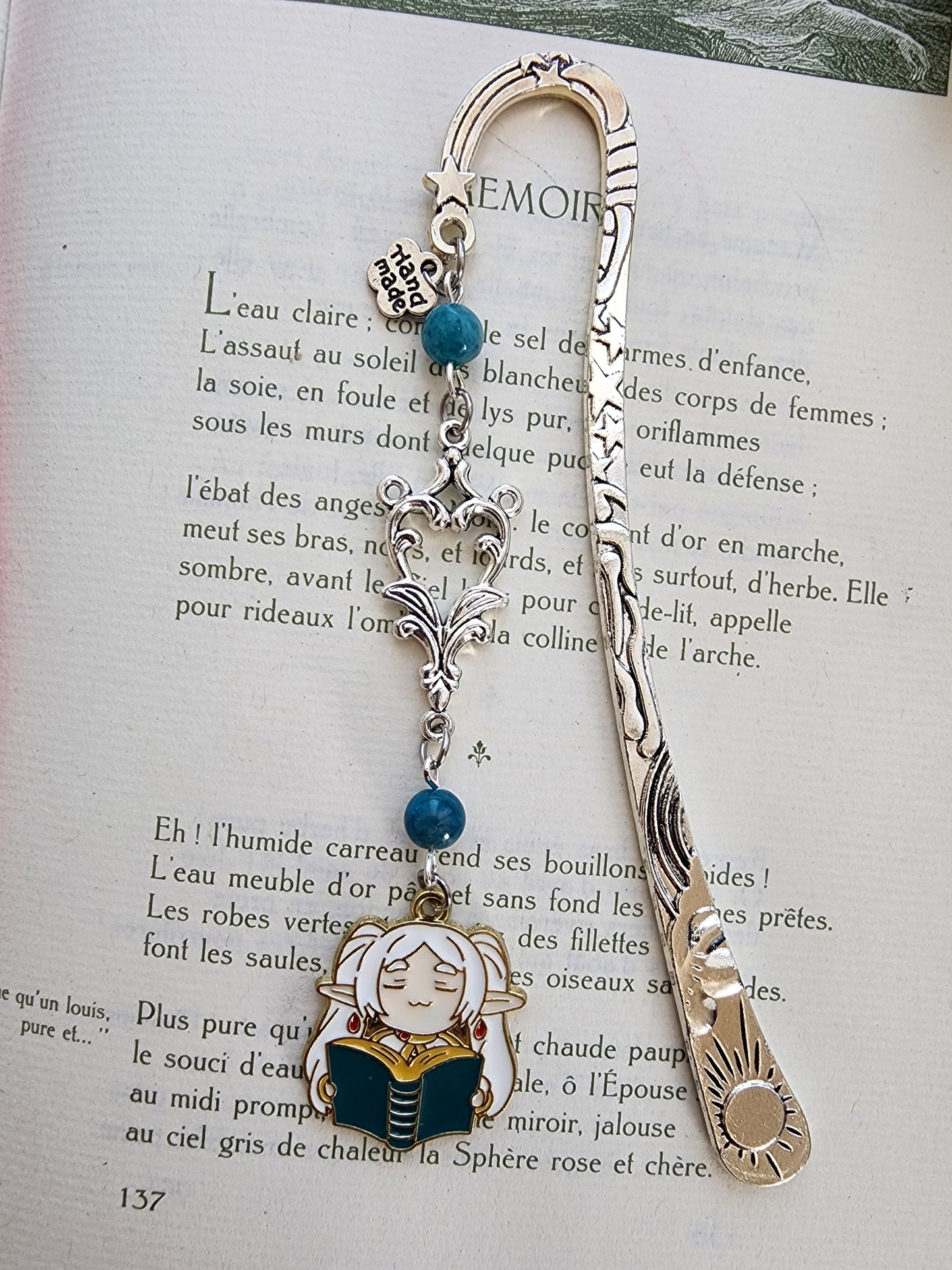 marque-page inspiré du manga frieren. Pierres naturelles apatite bleue. Fait main par belletteworkshop vu de près
