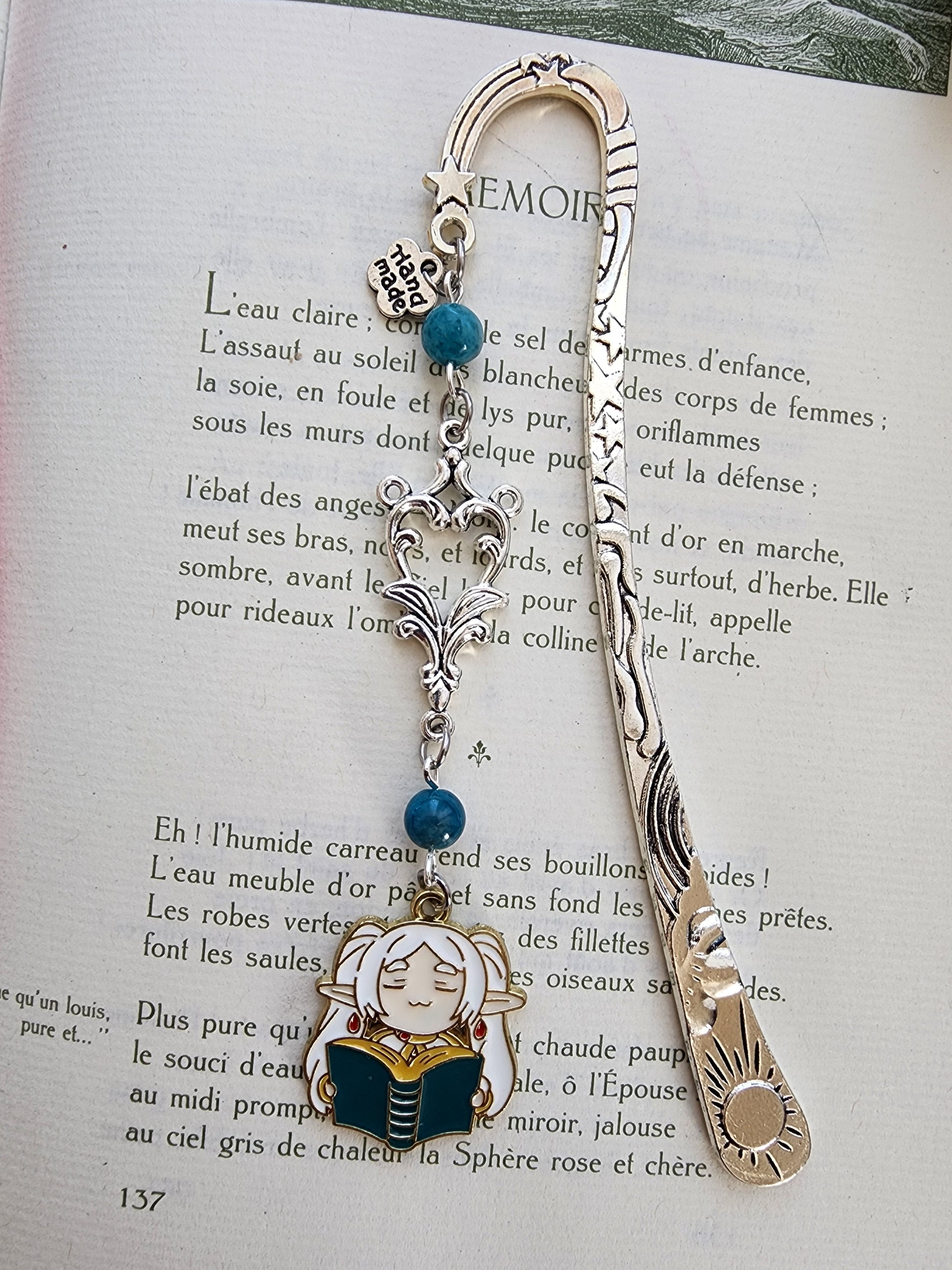 marque-page inspiré du manga frieren. Pierres naturelles apatite bleue. Fait main par belletteworkshop vu de près