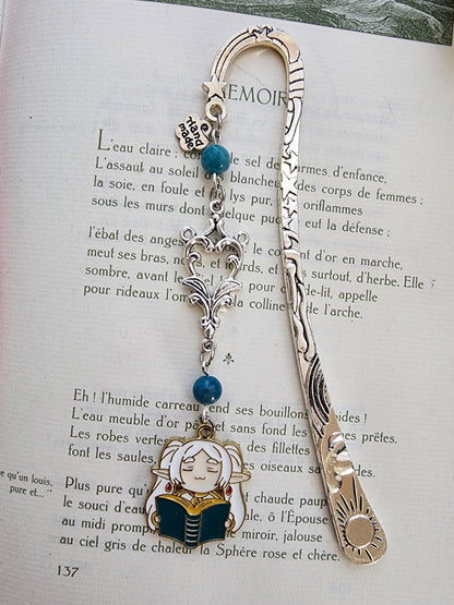 marque-page inspiré du manga frieren. Pierres naturelles apatite bleue. Fait main par belletteworkshop vu de près
