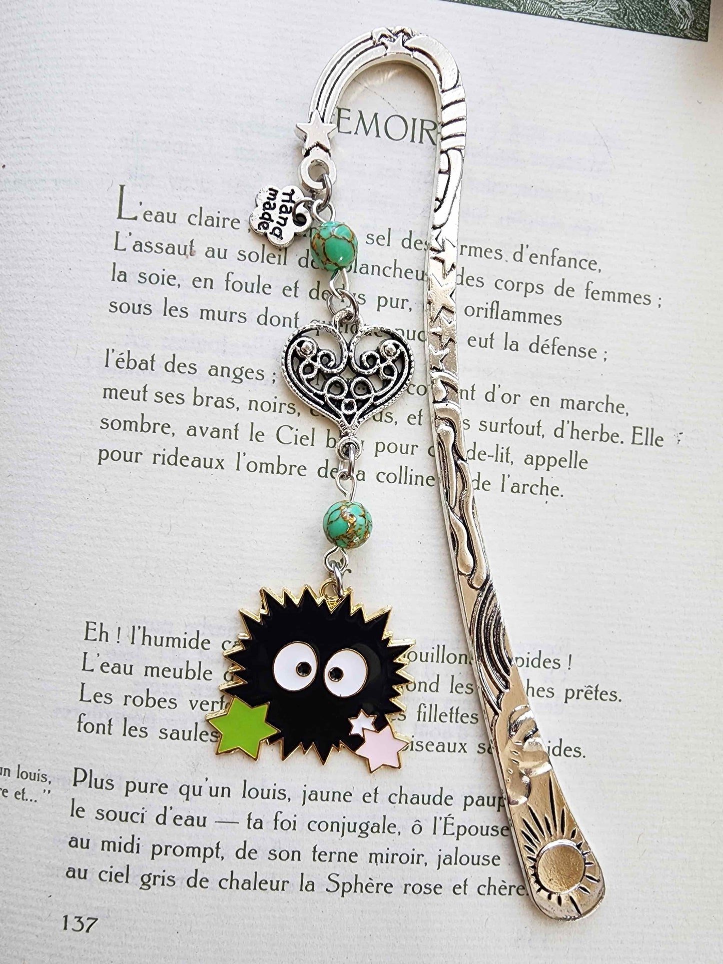 marque-page en métal noiraude inspiré du studio ghibli. Manga. Pierres naturelles turquoise verte. Fait main par belletteworkshop