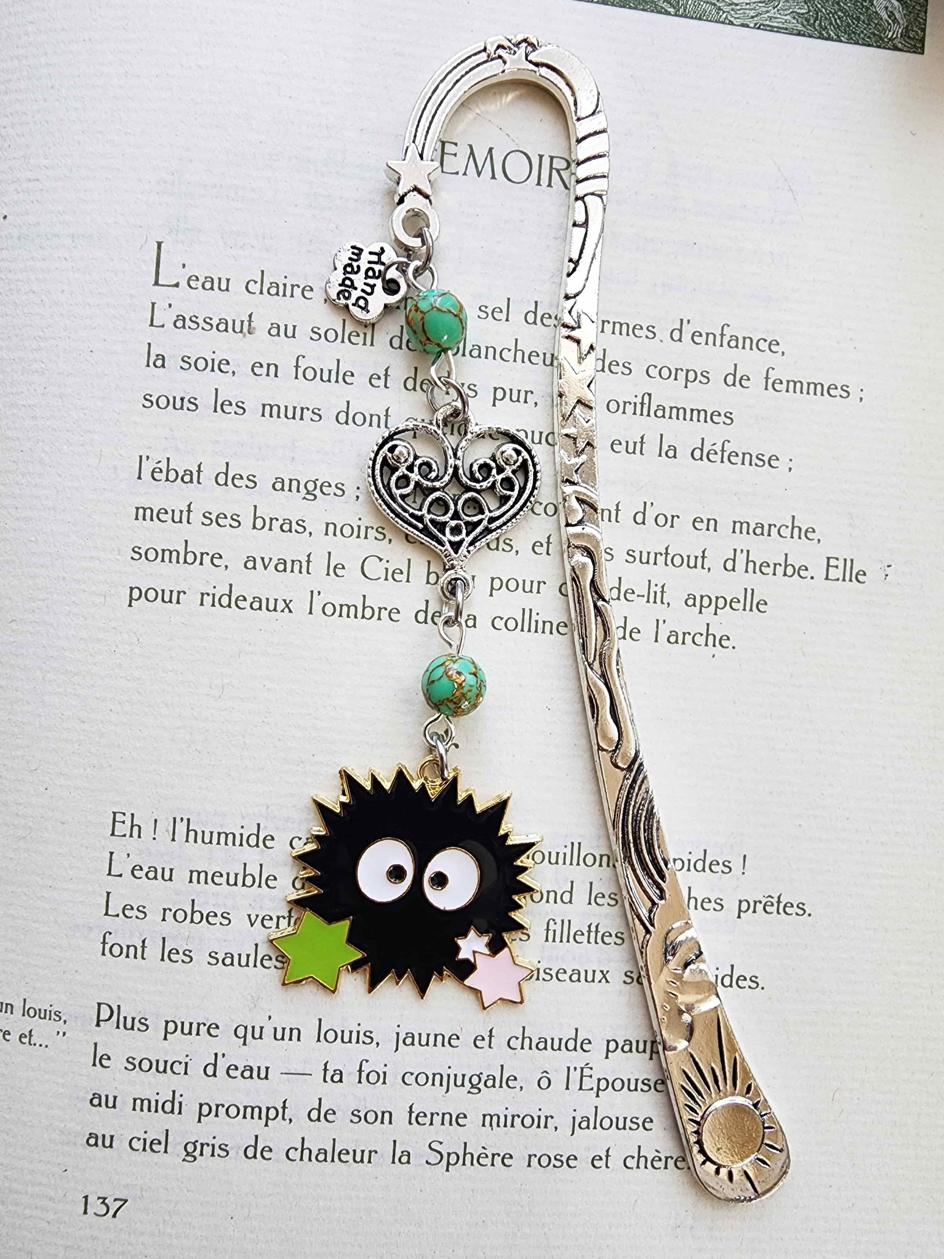 marque-page en métal noiraude inspiré du studio ghibli. Manga. Pierres naturelles turquoise verte. Fait main par belletteworkshop