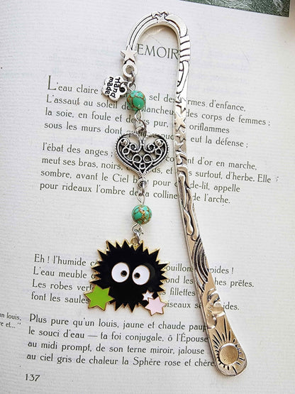 marque-page en métal noiraude inspiré du studio ghibli. Manga. Pierres naturelles turquoise verte. Fait main par belletteworkshop