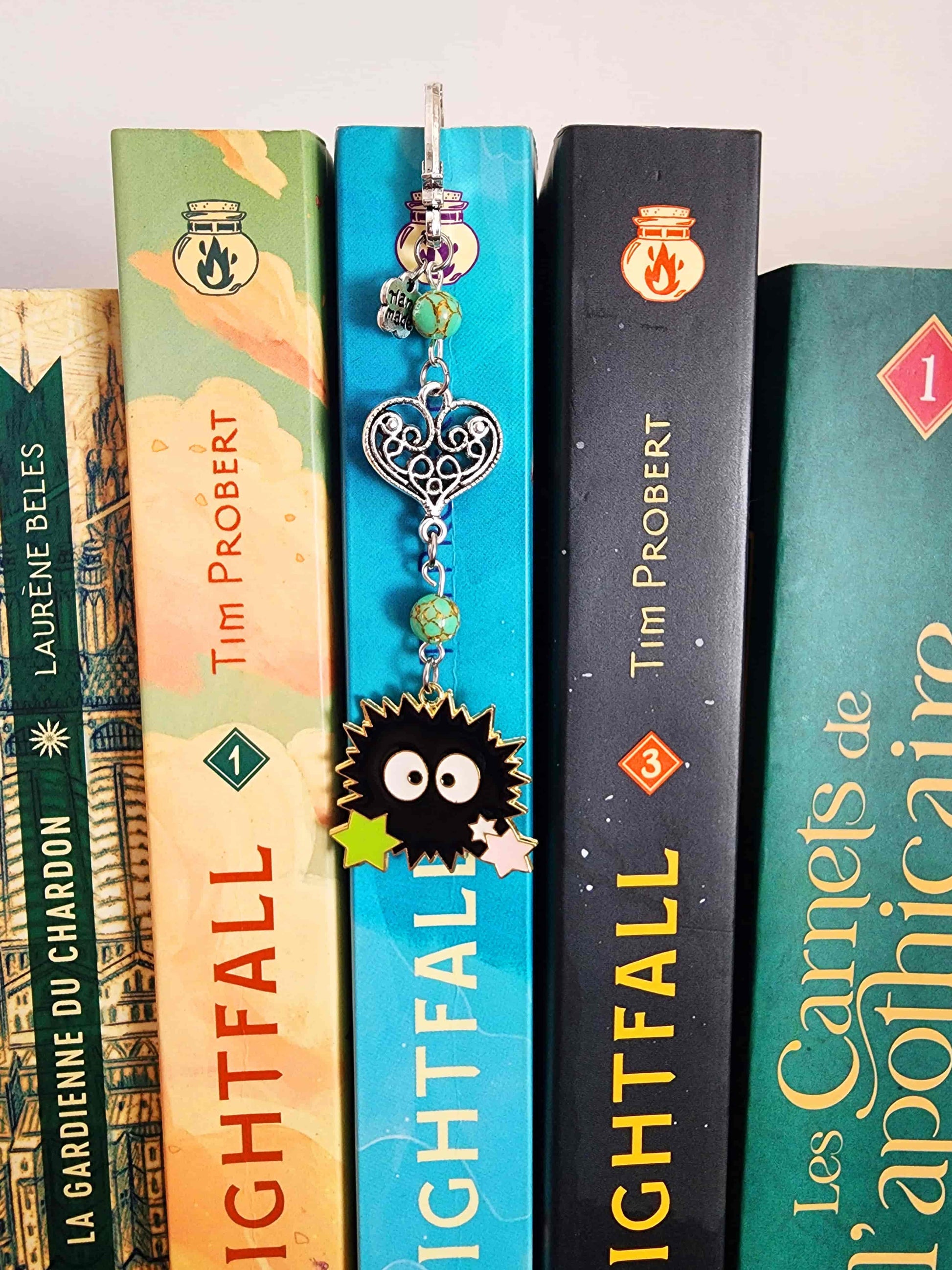 marque-page en métal noiraude inspiré du studio ghibli. Manga. Pierres naturelles turquoise verte. Fait main par belletteworkshopvu dans un livre ligthfall