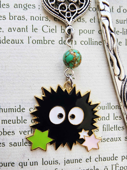 marque-page en métal noiraude inspiré du studio ghibli. Manga. Pierres naturelles turquoise verte. Fait main par belletteworkshop. Breloque kawaii