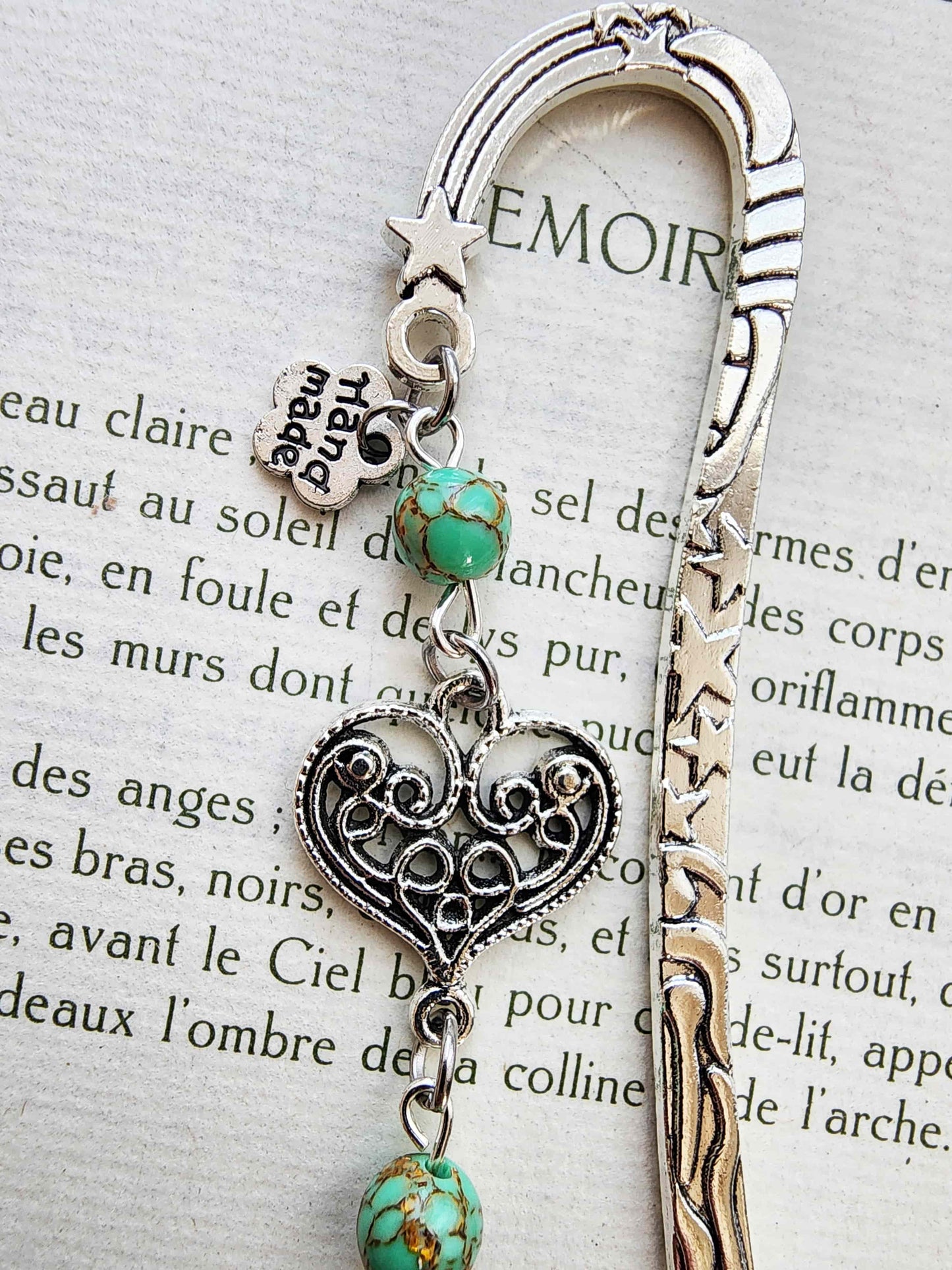 marque-page en métal noiraude inspiré du studio ghibli. Manga. Pierres naturelles turquoise verte. Fait main par belletteworksho. Breloque coeur