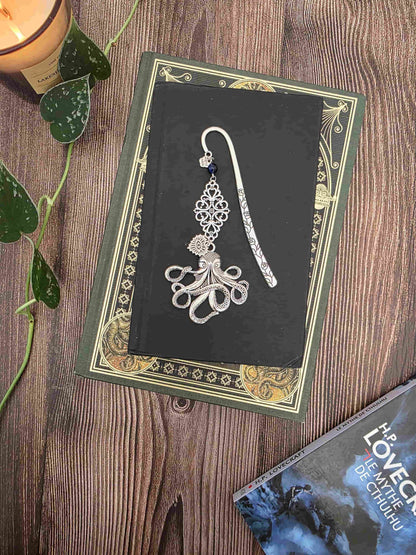 marque page en metal en forme de pieuvre, inspiration lovecraft, kraken, chtulhu. Fait main par Bellette Workshop. Pierre naturelle oeil de tigre bleue. Personnalisable.