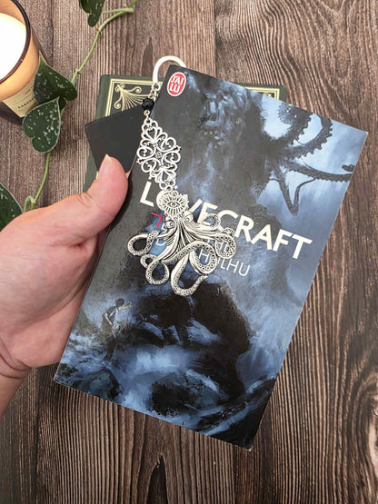 marque page en metal en forme de pieuvre, inspiration lovecraft, kraken, chtulhu. Fait main par Bellette Workshop. Pierre naturelle oeil de tigre bleue. Personnalisable.