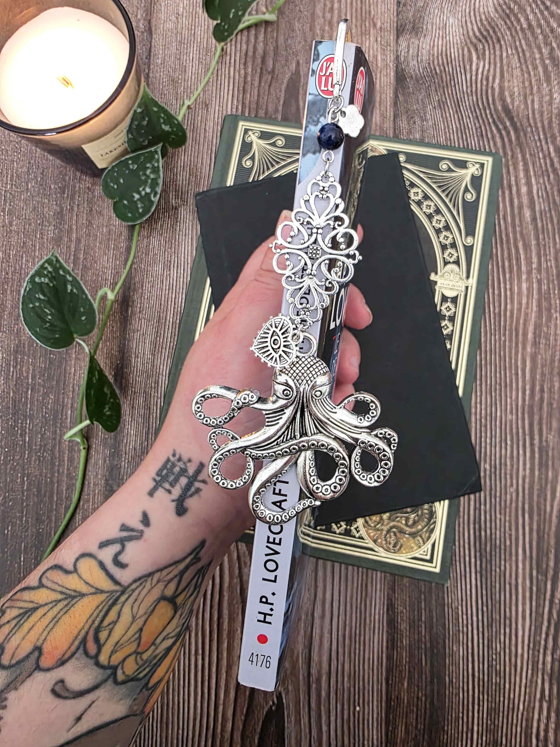 marque page en metal en forme de pieuvre, inspiration lovecraft, kraken, chtulhu. Fait main par Bellette Workshop. Pierre naturelle oeil de tigre bleue. Personnalisable.