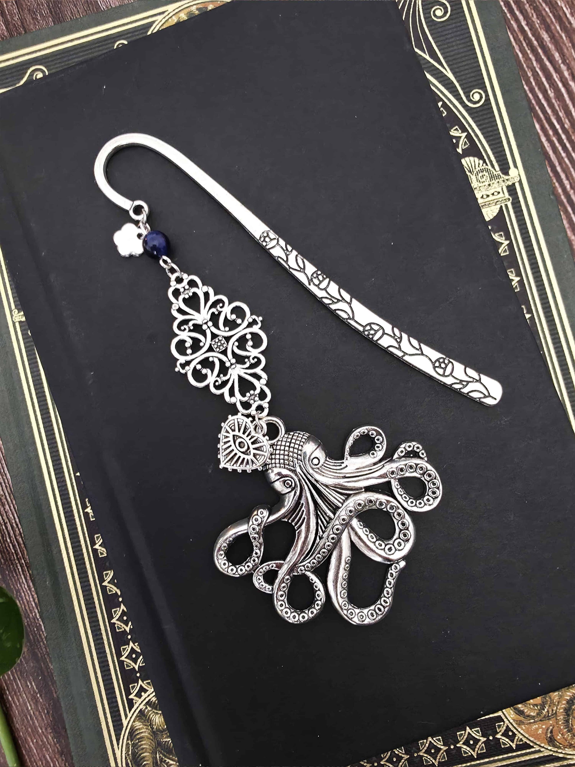 marque page en metal en forme de pieuvre, inspiration lovecraft, kraken, chtulhu. Fait main par Bellette Workshop. Pierre naturelle oeil de tigre bleue. Personnalisable.