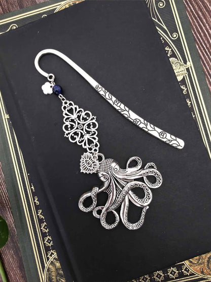 marque page en metal en forme de pieuvre, inspiration lovecraft, kraken, chtulhu. Fait main par Bellette Workshop. Pierre naturelle oeil de tigre bleue. Personnalisable.