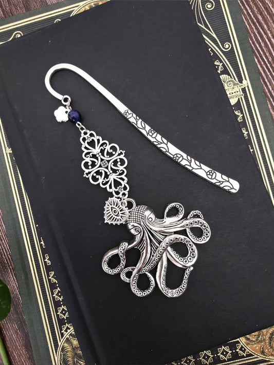 marque page en metal en forme de pieuvre, inspiration lovecraft, kraken, chtulhu. Fait main par Bellette Workshop. Pierre naturelle oeil de tigre bleue. Personnalisable.