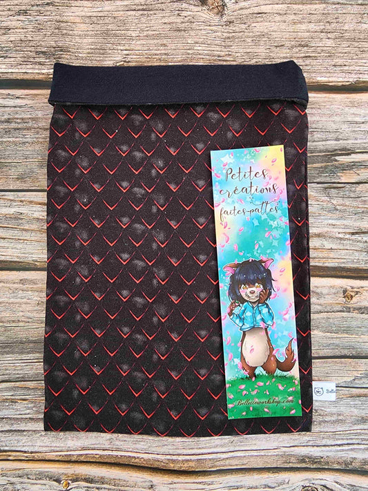 pochette à livre artisanale noire et rouge motif écaille de dragon, fait main en Bretagne