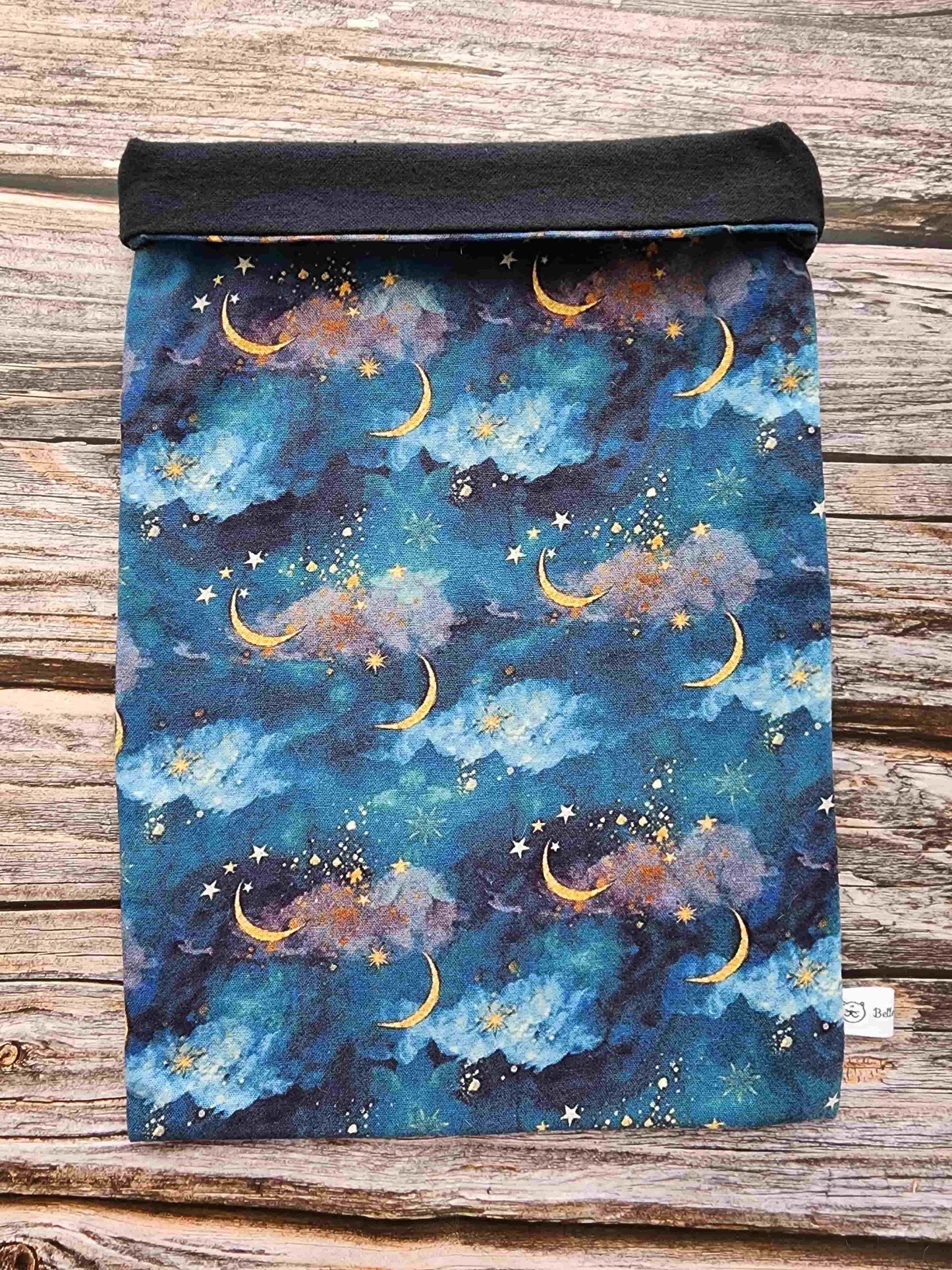 pochettte à livre, booksleeve, en tissu avec un joli ciel étoilé avec des lunes dorées. Fait main en Bretagne par Bellette Workshop.