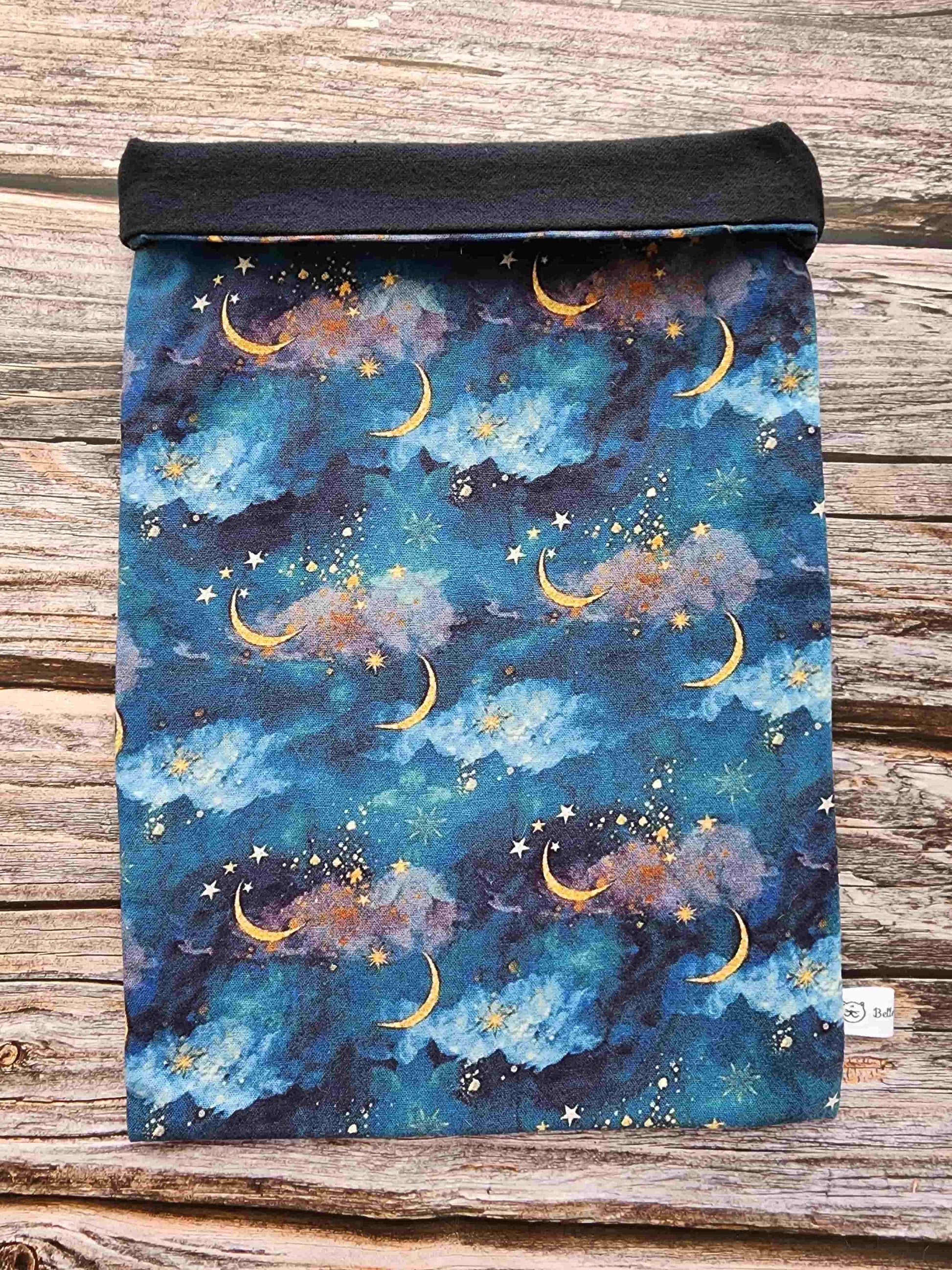 pochettte à livre, booksleeve, en tissu avec un joli ciel étoilé avec des lunes dorées. Fait main en Bretagne par Bellette Workshop.
