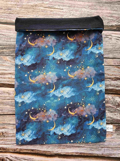 pochettte à livre, booksleeve, en tissu avec un joli ciel étoilé avec des lunes dorées. Fait main en Bretagne par Bellette Workshop.