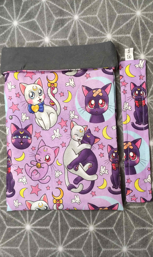 Pochette à livre inspirée de l'univers Sailor Moon avec son marque-page en tissu assorti