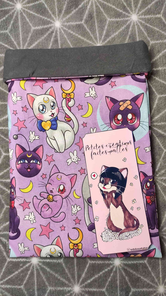 pochette à livre sailor moon avec les chats Artémis et Luna en rose et violet