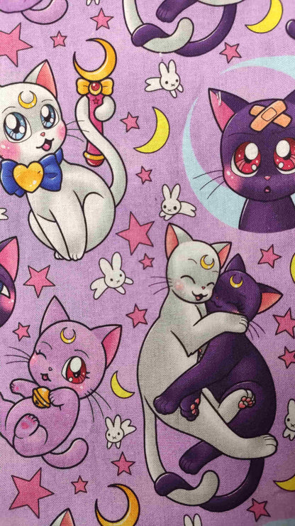 Zoom sur le tissu en coton de la pochette à livre inspirée de Sailor Moon de la créatrice Bellette Workshop. On peut voir Artémis et Luna