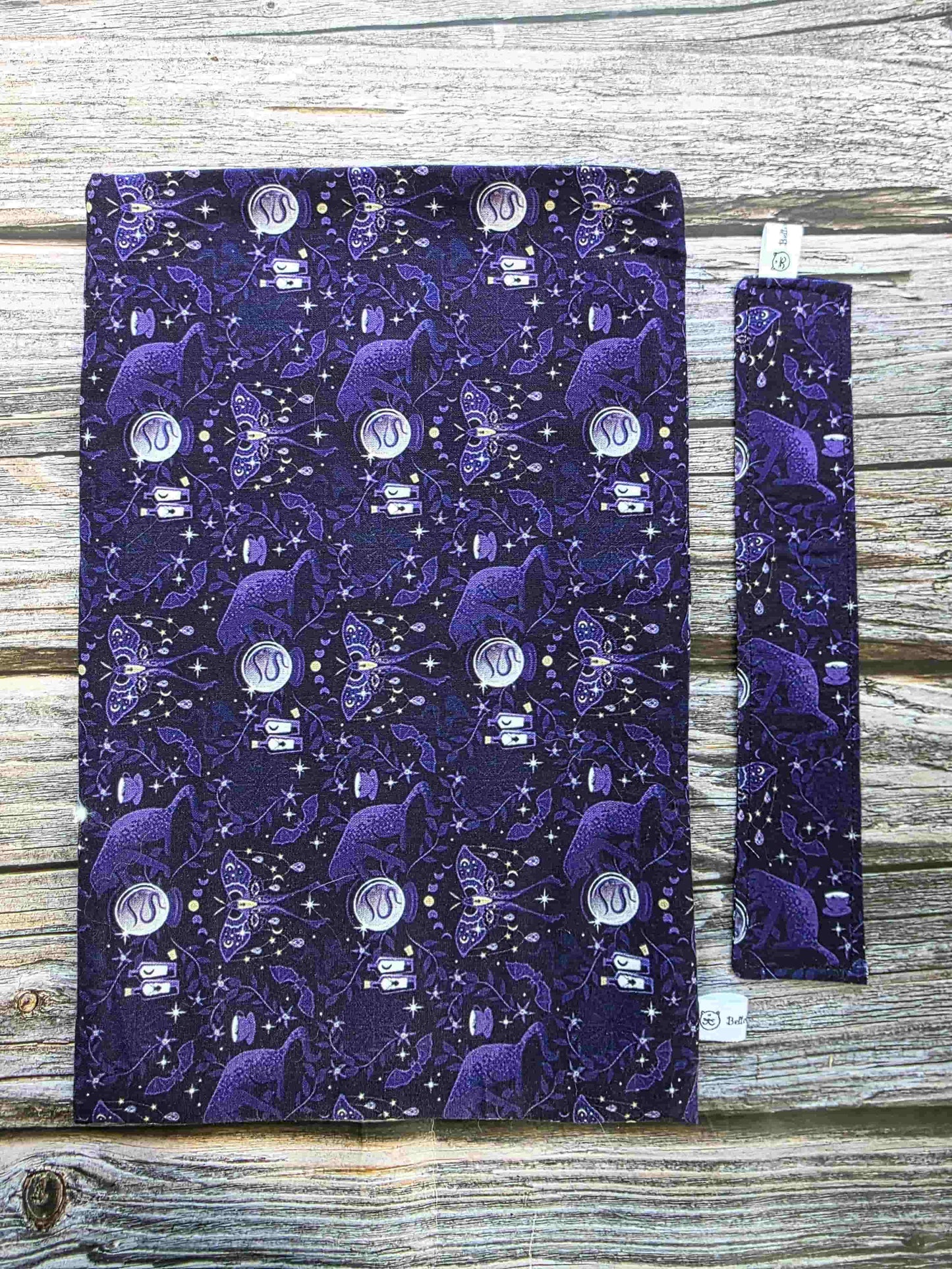 pochette livre chat ésotérique, esoteric, witchy, book sleeve, custom book sleeve, pochette à livre, chat boule de cristal, fait main, bretagne, bellette workshop avec marque page en tissu assorti