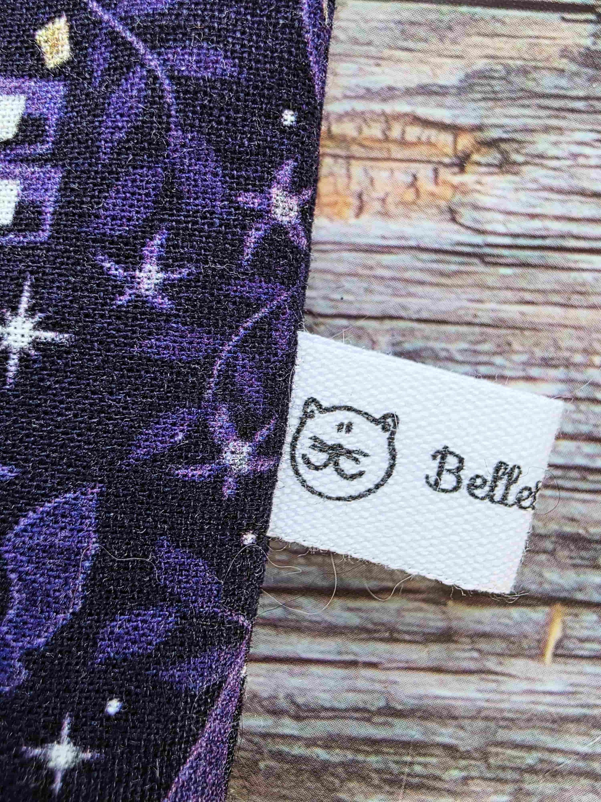 pochette livre chat ésotérique, esoteric, witchy, book sleeve, custom book sleeve, pochette à livre, chat boule de cristal, fait main, bretagne, bellette workshop zoom sur l'étiquette