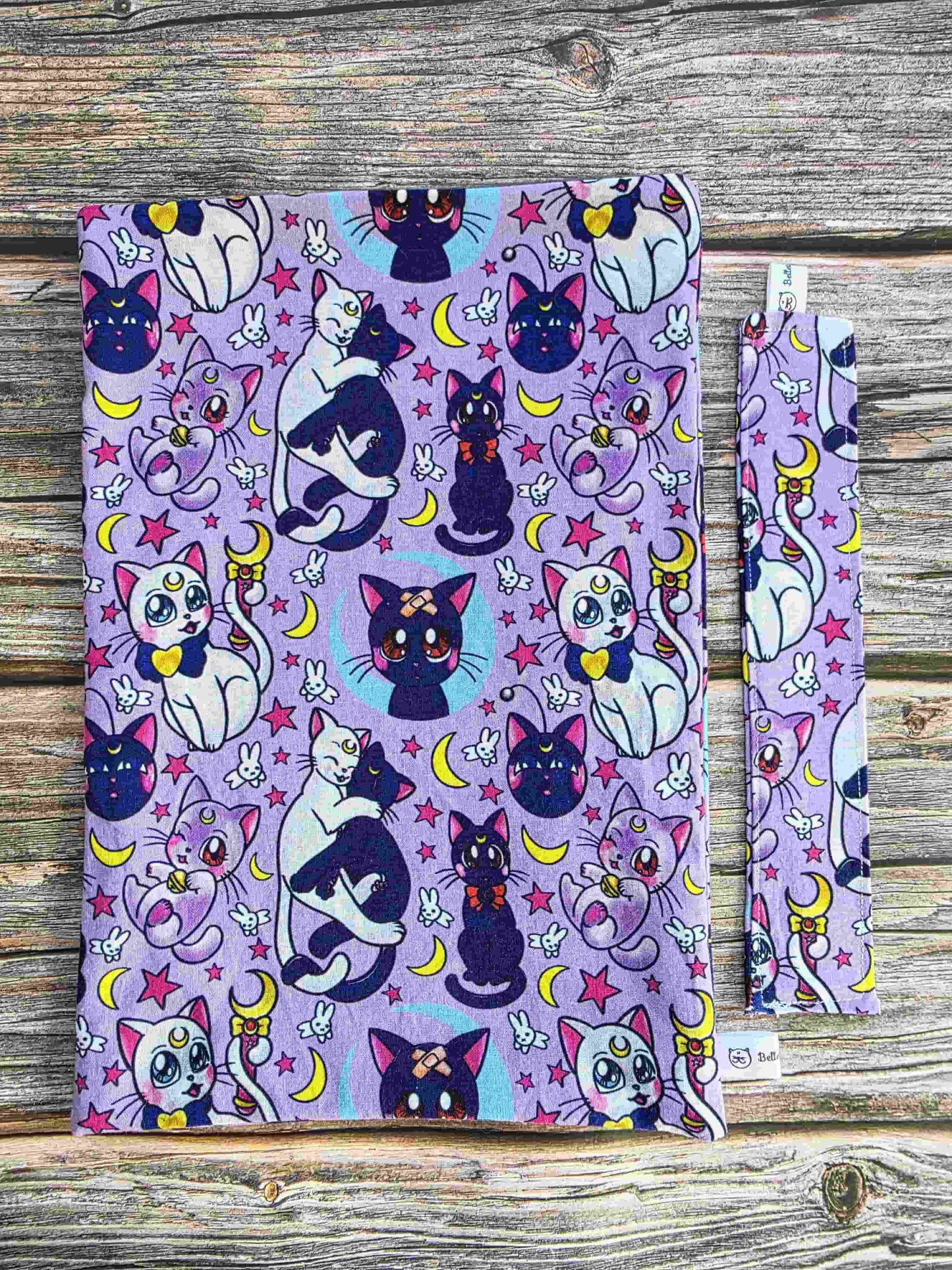 pochette livre inspiré par sailor moon, chat noir et chat blanc. Bellette Workshop. Kawaii, cute book sleeve, manga. avec marque page en tissu assorti