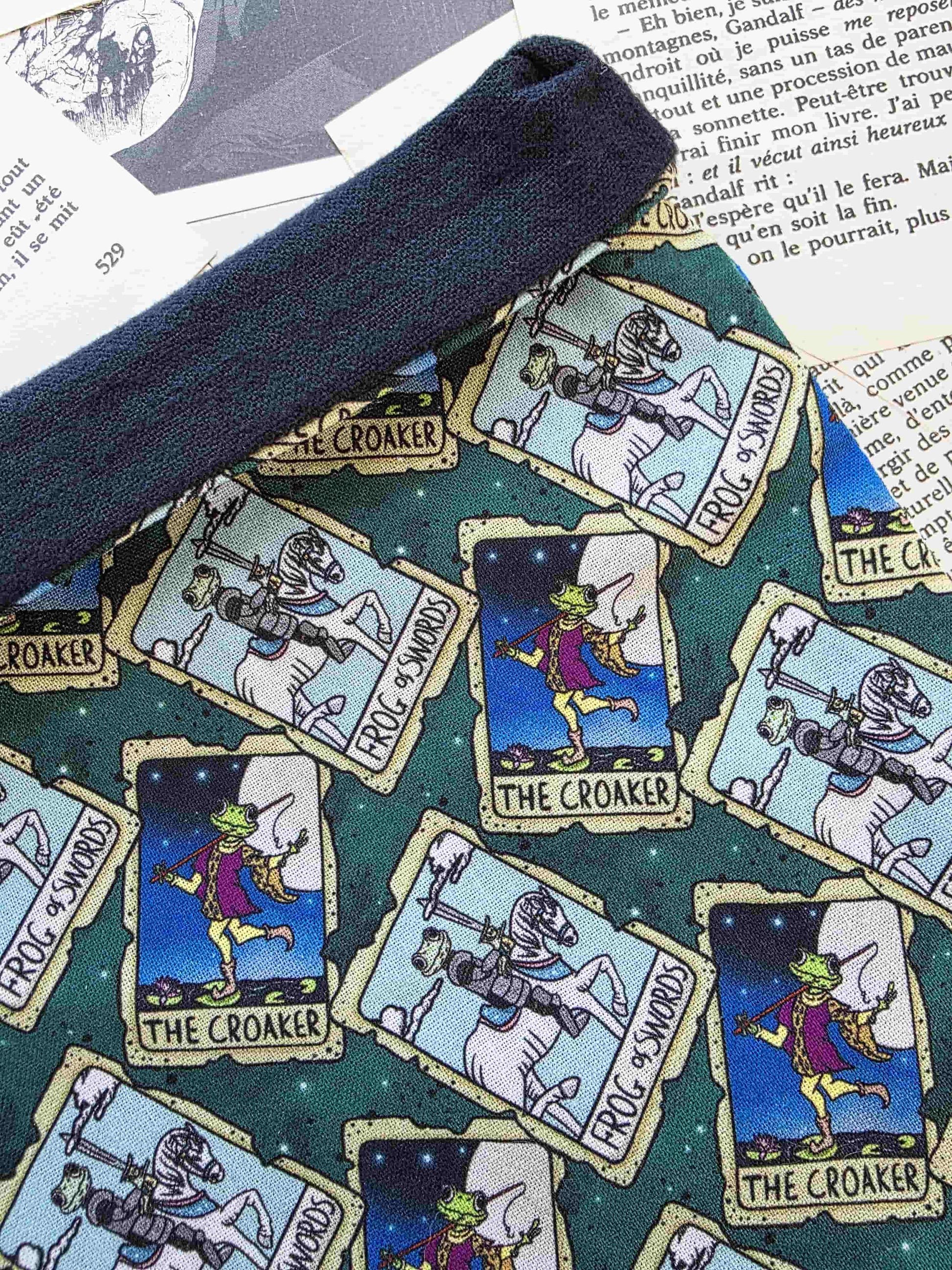 pochette à livre le croasseur. book sleeve grenouille chevalier, fantasy. Tissu exclusif. Artisanal. Flanelle de coton. Bellette Workshop. Lecteur de fantasy et de cosy fantasy. The croaker. Frog of swords. détails et flanelle de coton 