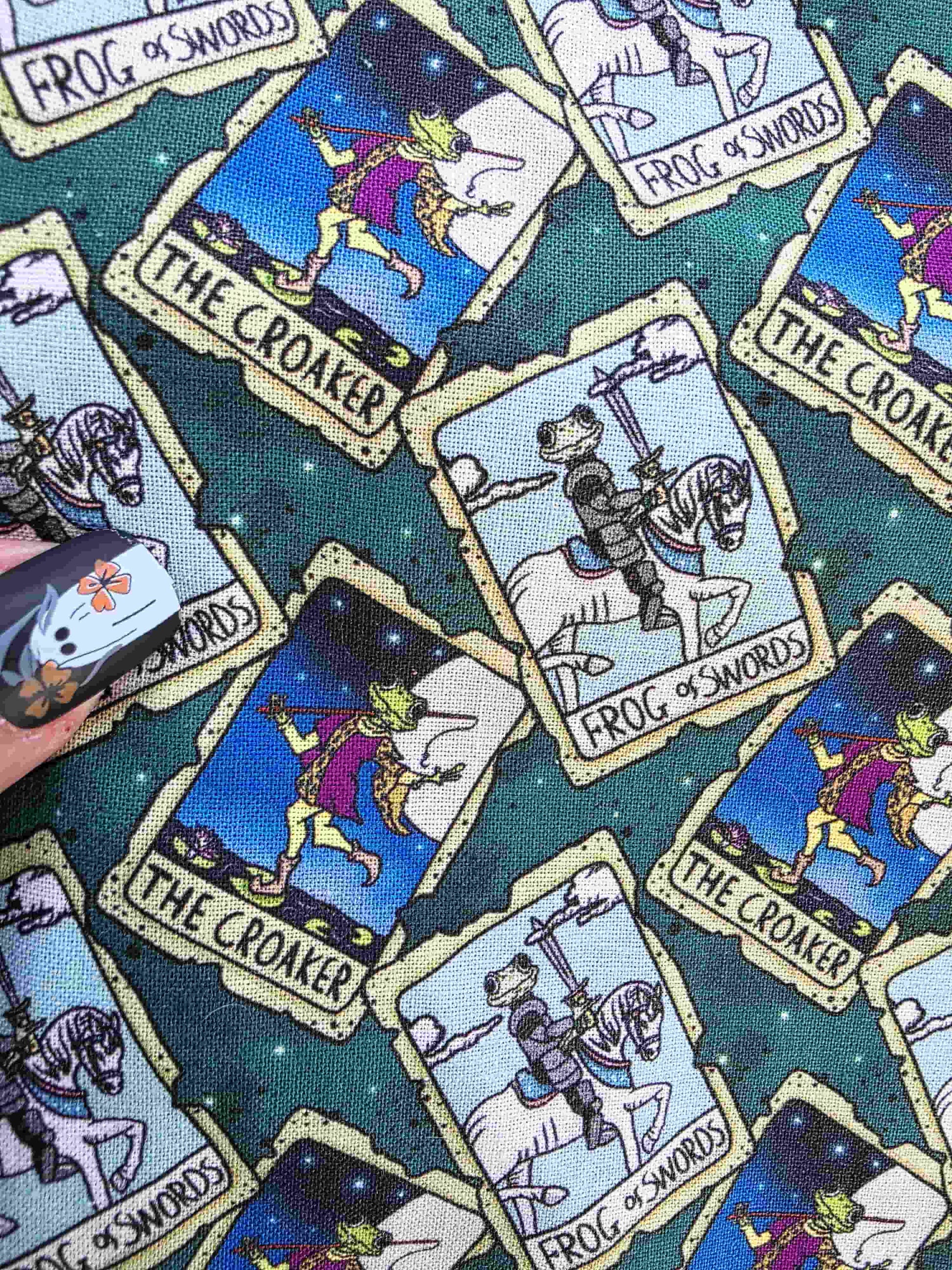 pochette à livre le croasseur. book sleeve grenouille chevalier, fantasy. Tissu exclusif. Artisanal. Flanelle de coton. Bellette Workshop. Lecteur de fantasy et de cosy fantasy. The croaker. Frog of swords. zoom