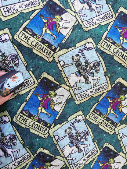 pochette à livre le croasseur. book sleeve grenouille chevalier, fantasy. Tissu exclusif. Artisanal. Flanelle de coton. Bellette Workshop. Lecteur de fantasy et de cosy fantasy. The croaker. Frog of swords. zoom