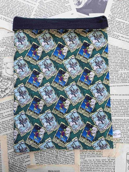 pochette à livre le croasseur. book sleeve grenouille chevalier, fantasy. Tissu exclusif. Artisanal. Flanelle de coton. Bellette Workshop. Lecteur de fantasy et de cosy fantasy. The croaker. Frog of swords