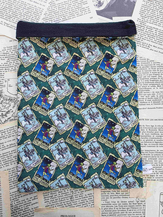 pochette à livre le croasseur. book sleeve grenouille chevalier, fantasy. Tissu exclusif. Artisanal. Flanelle de coton. Bellette Workshop. Lecteur de fantasy et de cosy fantasy. The croaker. Frog of swords