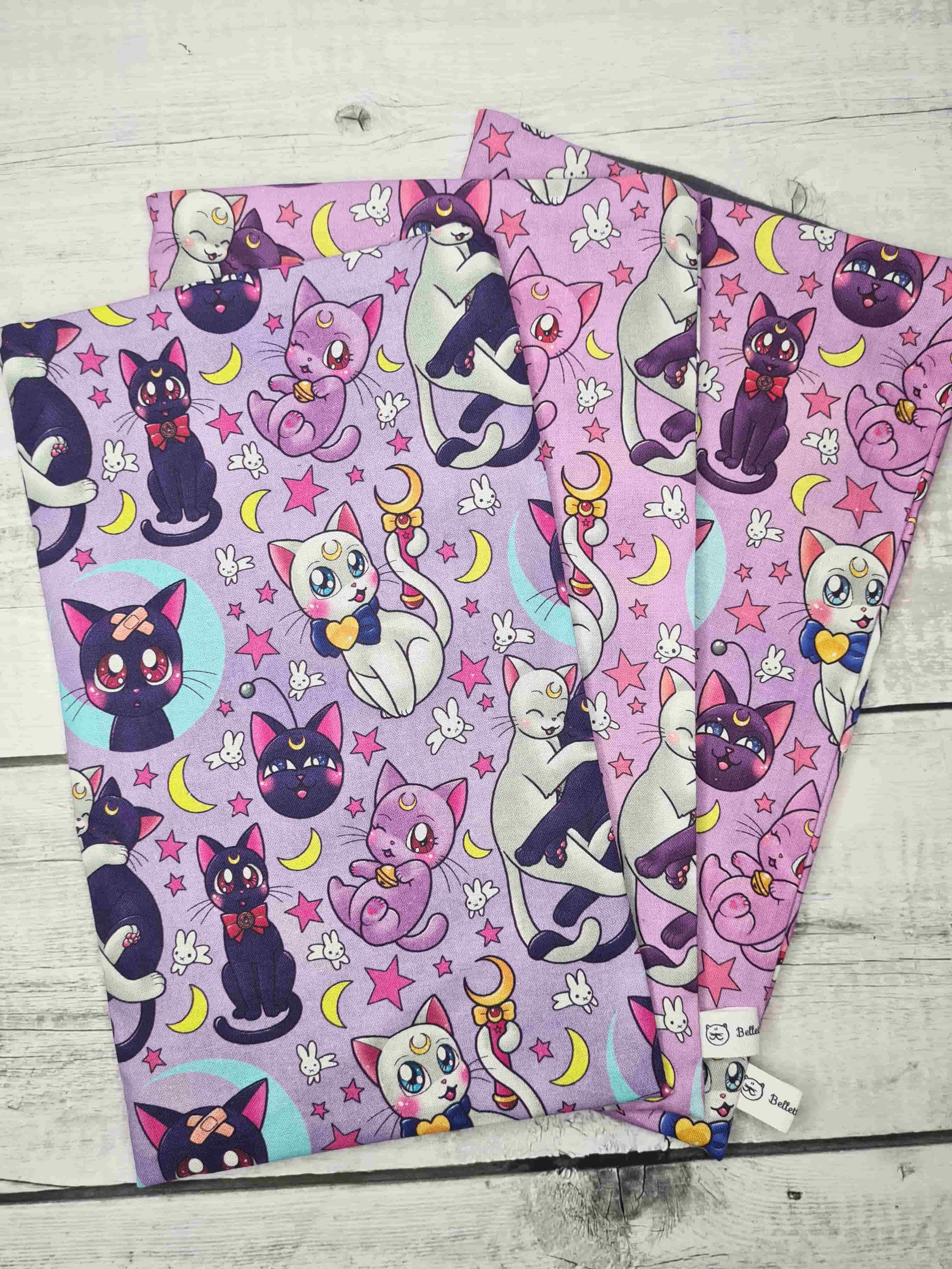 4 formats de la pochette à livre sailor moon, rose et violette de Bellette Workshop