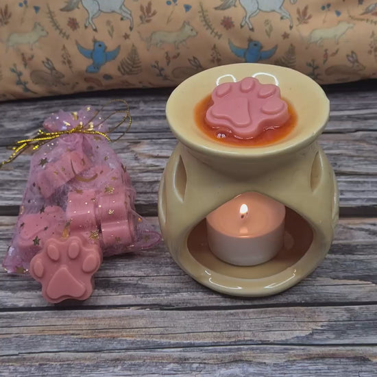 Vidéo de petits fondants parfumés en forme de patte de chat. Cire de soja naturelle, colorant Mica et parfum de grâce 