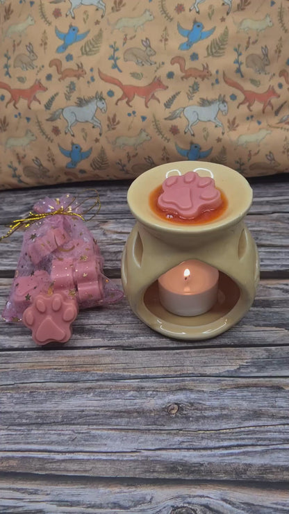 Vidéo de petits fondants parfumés en forme de patte de chat. Cire de soja naturelle, colorant Mica et parfum de grâce 