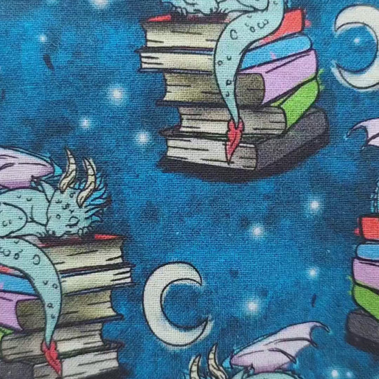 vidéo de l'etui à lunettes et téléphone portable fantasy avec un dragon gardien des livres. Artisanal. Doublé en flanelle de coton toute douce. Fait main. Handmade. photo avec téléphone et lunettes