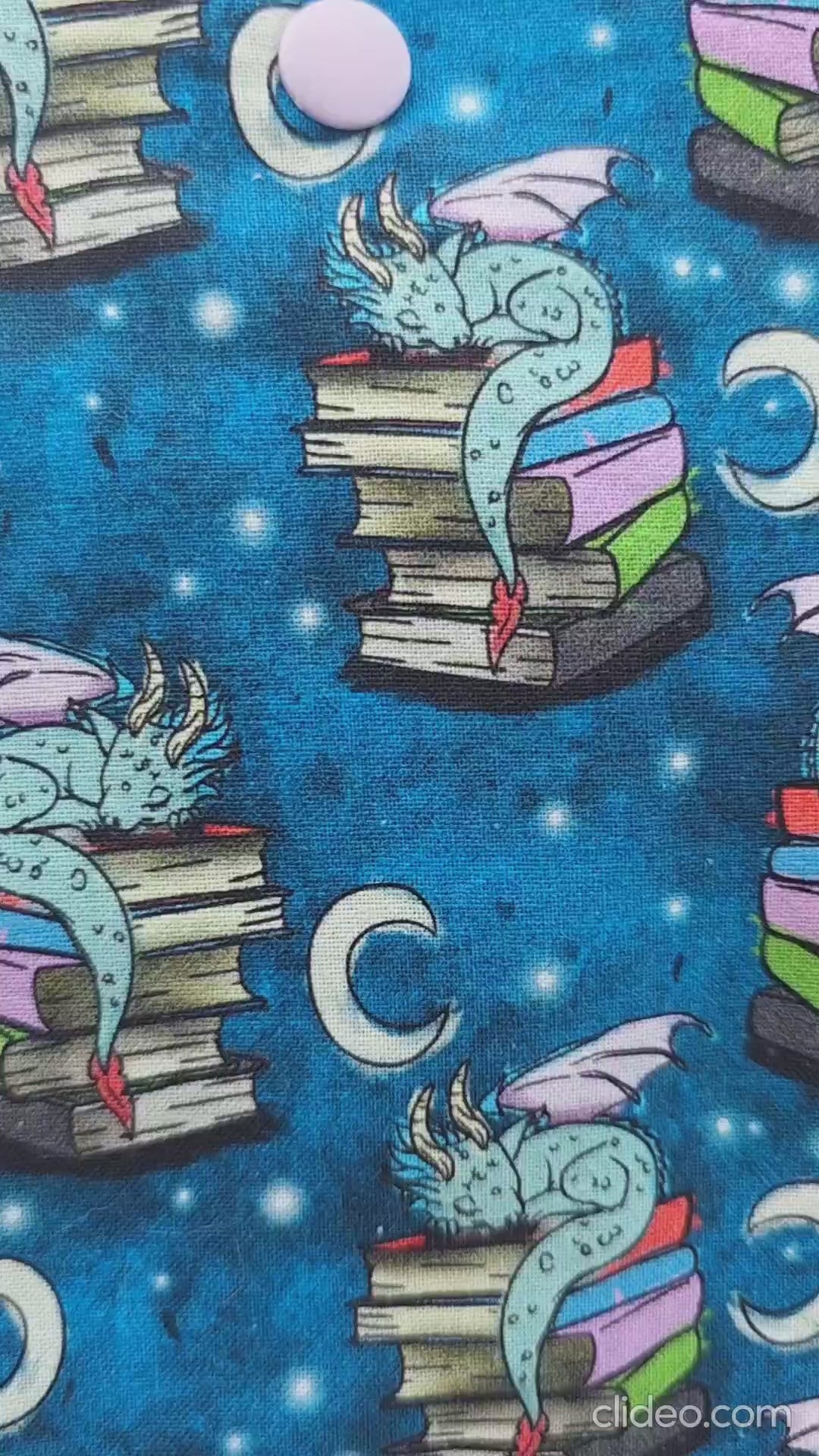 vidéo de l'etui à lunettes et téléphone portable fantasy avec un dragon gardien des livres. Artisanal. Doublé en flanelle de coton toute douce. Fait main. Handmade. photo avec téléphone et lunettes