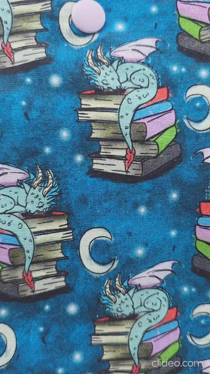 vidéo de l'etui à lunettes et téléphone portable fantasy avec un dragon gardien des livres. Artisanal. Doublé en flanelle de coton toute douce. Fait main. Handmade. photo avec téléphone et lunettes