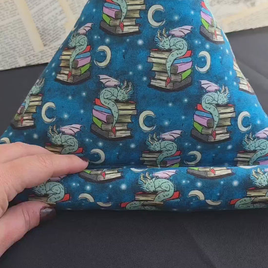 vidéo du coussin de lecture, support pour livre, accessoires livresque, porte-livre dragon, gardien des livres. Pour lecteur de fantasy.  Ouate rembourré. Bellette Workshop.