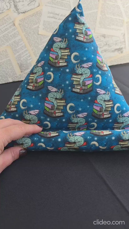 vidéo du coussin de lecture, support pour livre, accessoires livresque, porte-livre dragon, gardien des livres. Pour lecteur de fantasy.  Ouate rembourré. Bellette Workshop.