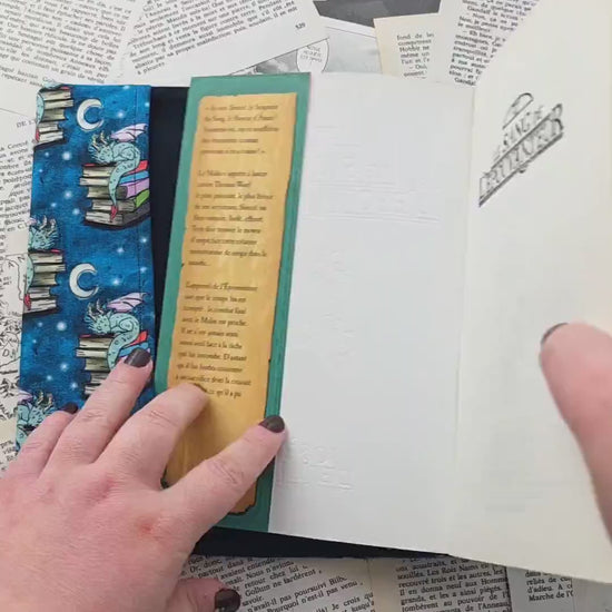 vidéo du couvre-livre ajustable et artisanal en tissu coton, motif dragon, fantasy, gardien des livres, fabrication fait main, bellette workshop
