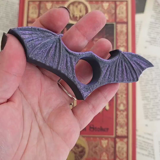 vidéo de la bague de lecture ailes de chauve-souris, vampire. Pour passionné de bit-lit. impression 3D en PLA noir et violet. Fait main. Bellette workshop. Reading ring, 3d printed. Fantasy. Fantastique. Handmade with love. For booklovers. Cadeau fait main