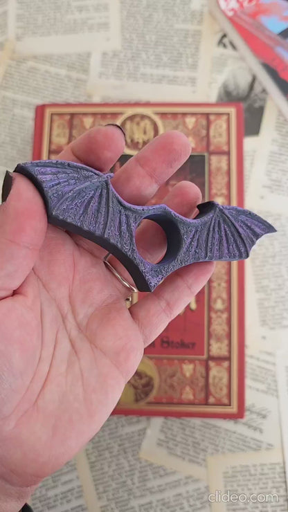 vidéo de la bague de lecture ailes de chauve-souris, vampire. Pour passionné de bit-lit. impression 3D en PLA noir et violet. Fait main. Bellette workshop. Reading ring, 3d printed. Fantasy. Fantastique. Handmade with love. For booklovers. Cadeau fait main