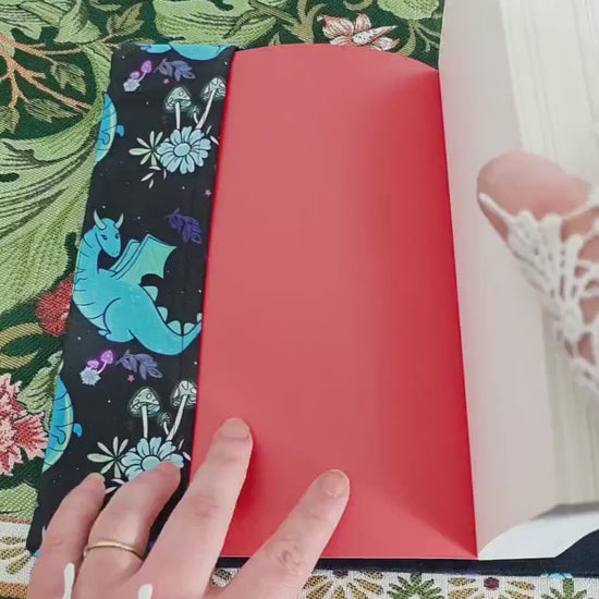 vidéo de 10 secondes demonstration couvre-livre, protège livre en coton fait main, avec motif dragon, fantasy, champignons. Fait en Bretagne par Bellette Workshop