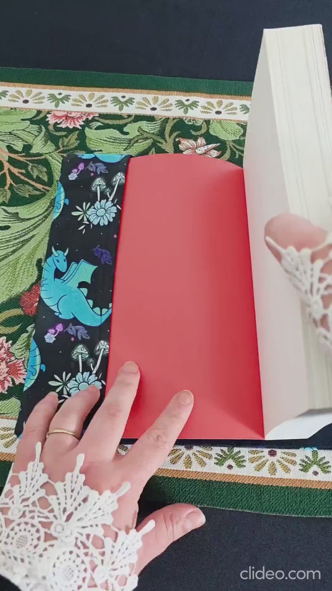 vidéo de 10 secondes demonstration couvre-livre, protège livre en coton fait main, avec motif dragon, fantasy, champignons. Fait en Bretagne par Bellette Workshop