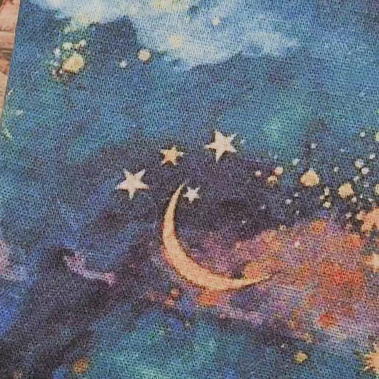 Vidéo de la pochettte à livre, booksleeve, en tissu avec un joli ciel étoilé avec des lunes dorées. Fait main en Bretagne par Bellette Workshop.