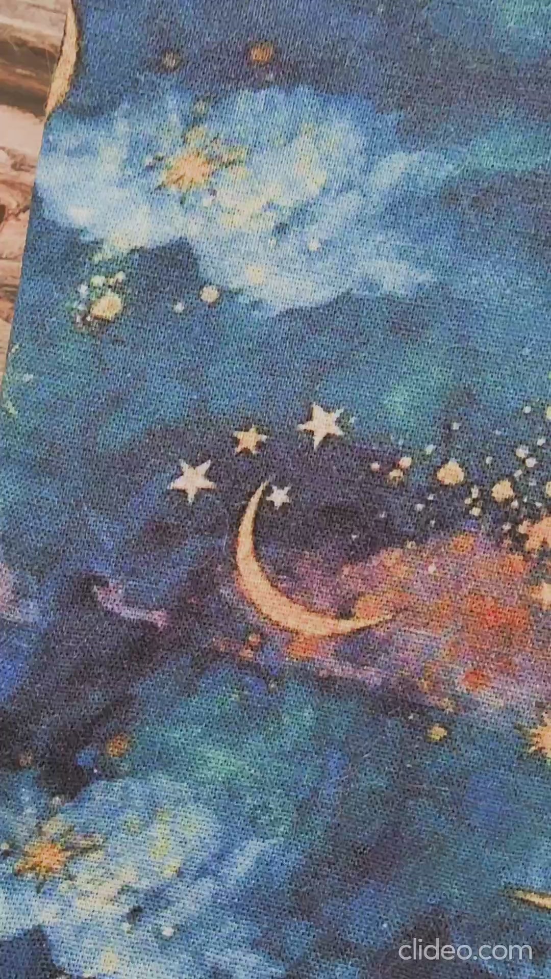 Vidéo de la pochettte à livre, booksleeve, en tissu avec un joli ciel étoilé avec des lunes dorées. Fait main en Bretagne par Bellette Workshop.