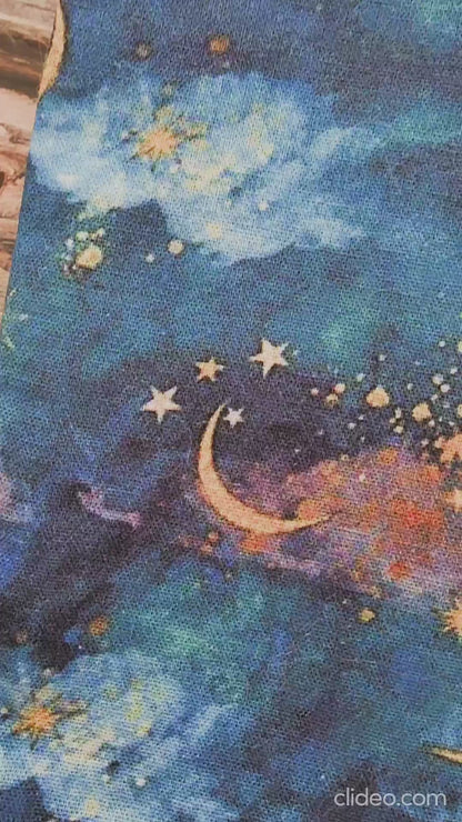 Vidéo de la pochettte à livre, booksleeve, en tissu avec un joli ciel étoilé avec des lunes dorées. Fait main en Bretagne par Bellette Workshop.
