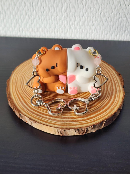 Porte-clés Ourson couple avec mousqueton et gemme personnalisable.